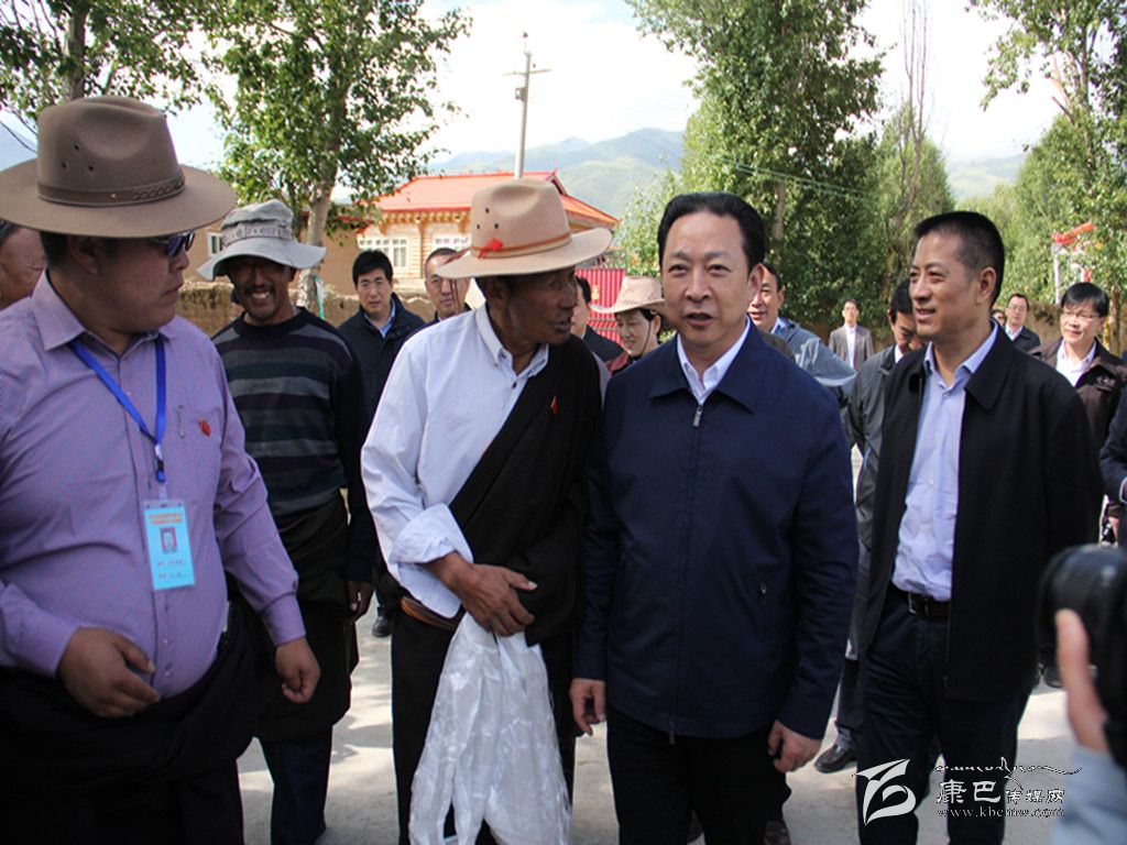 黃新初在甘孜縣調(diào)研指導(dǎo)扶貧開發(fā)工作、慰問對口支援我州的干部人才代表掠影