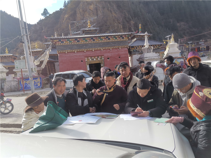 別樣的汽車銀行很接地氣，農(nóng)行德格縣支行開展農(nóng)戶信息建檔，現(xiàn)場為百姓開展金融服務。.jpg