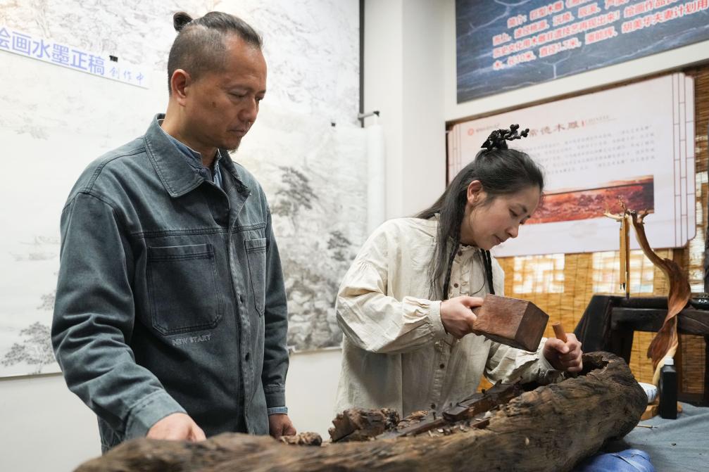 潘能輝和妻子胡美華在湖南常德河街展示木雕。新華社記者 薛宇舸 攝