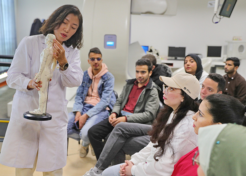 2023年4月19日，河北省秦皇島市中醫(yī)醫(yī)院醫(yī)務(wù)工作者為燕山大學(xué)外國留學(xué)生講解中醫(yī)經(jīng)絡(luò)知識。