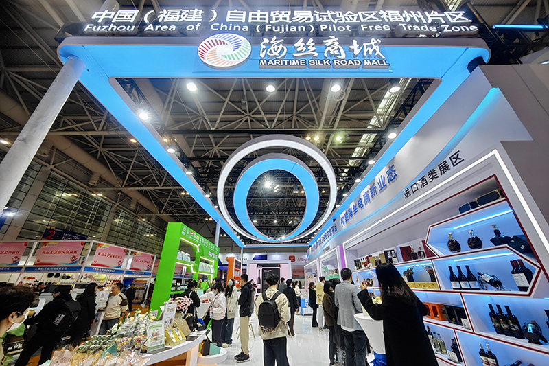 2024年3月18日，第四屆中國跨境電商交易會在福建福州開幕。展會聚焦“鏈接跨境全流域 共建電商新生態(tài)”，集聚全國80余個外貿產業(yè)帶的上千家供應鏈企業(yè)。