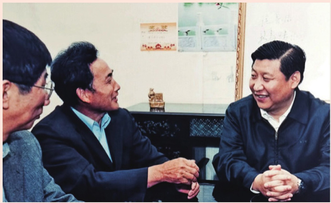 2003年4月24日，時(shí)任浙江省委書記習(xí)近平在浙江下姜村調(diào)研。