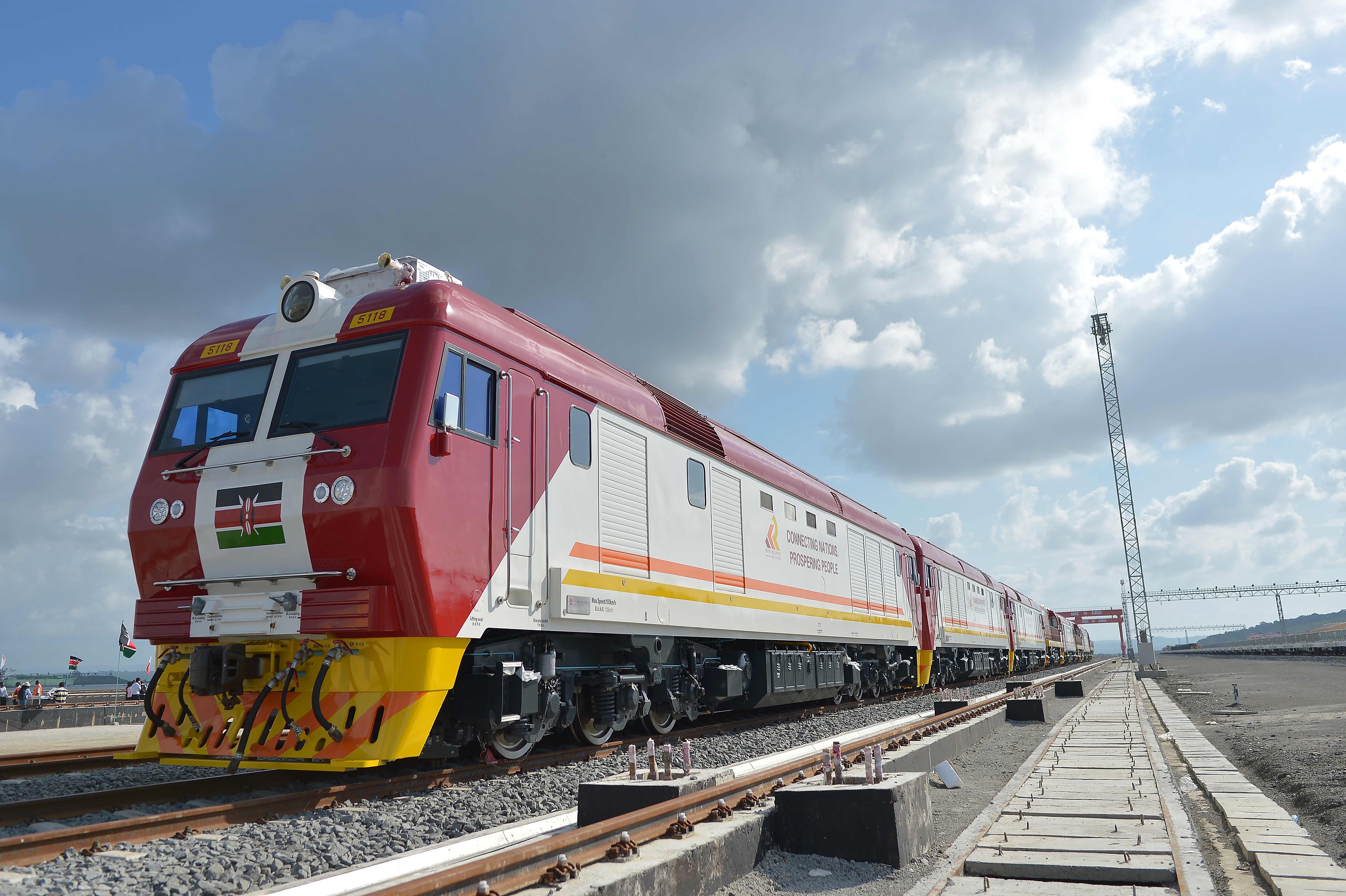 當(dāng)?shù)貢r間2017年5月30日，肯尼亞蒙巴薩，連接肯尼亞港口城市蒙巴薩和首都內(nèi)羅畢的蒙內(nèi)鐵路正式竣工通車。