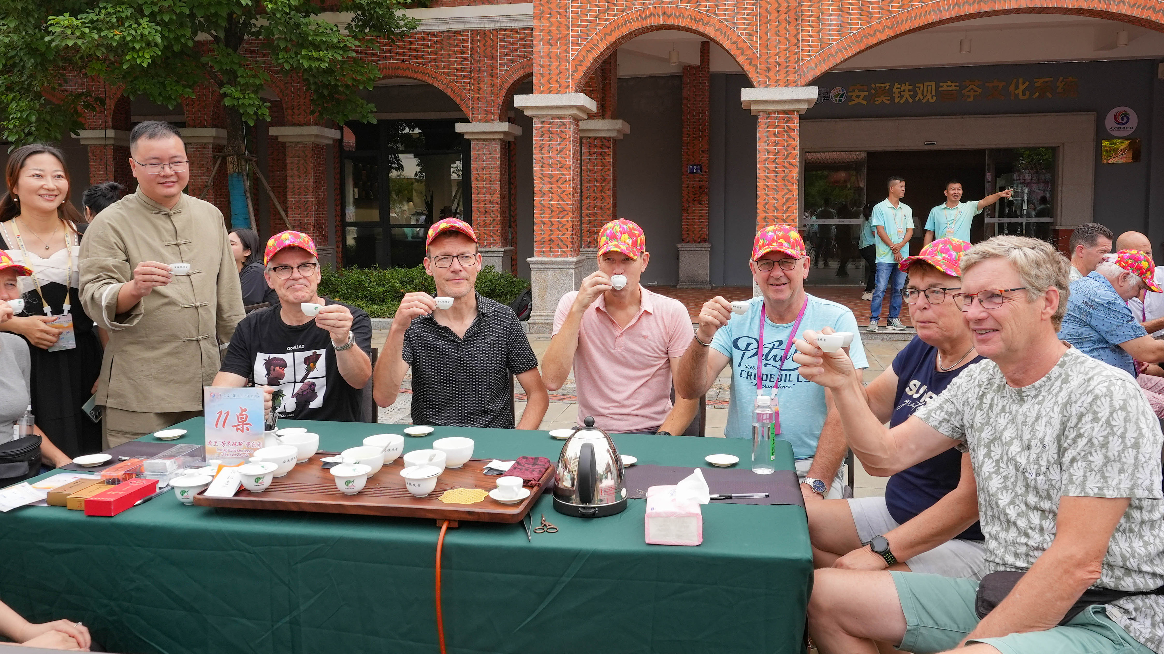 △2023年10月4日，福建泉州，外國(guó)人品中國(guó)茶。